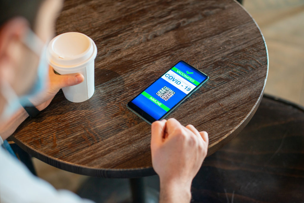 green pass su smartphone in caffetteria
