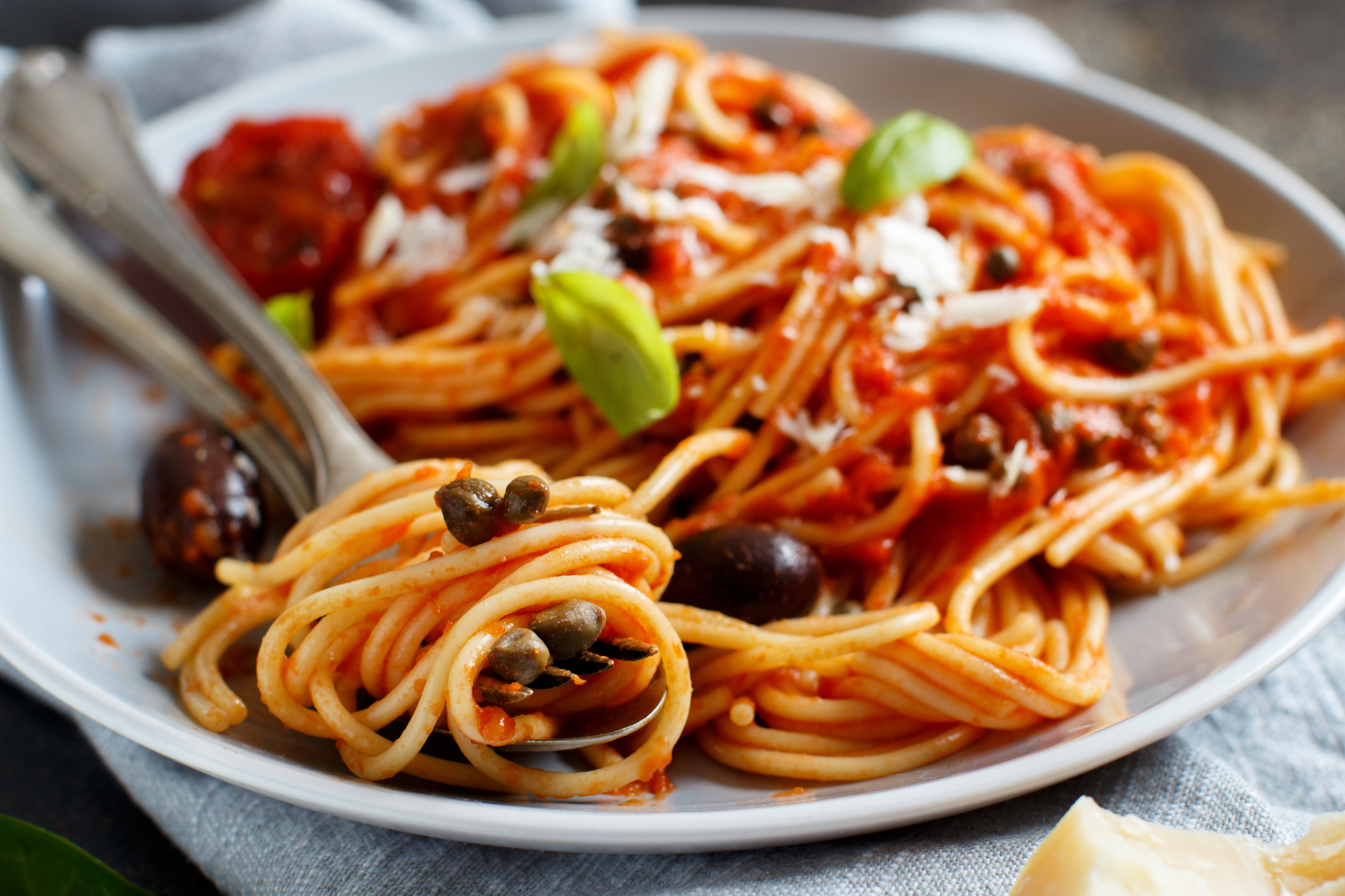 Pasta alla puttanesca - Spaghetti al pomodoro olive e capperi