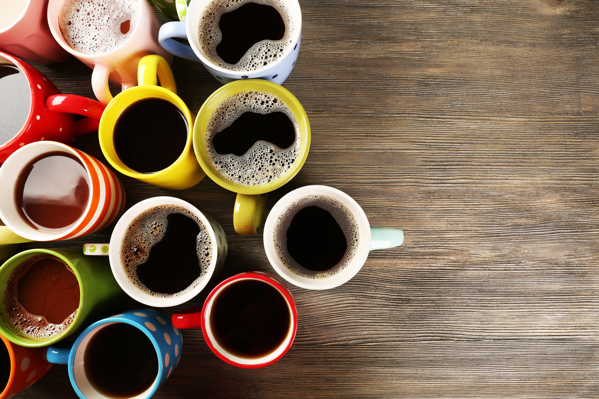 tazzine di caffè su tavolo di legno, a sinistra