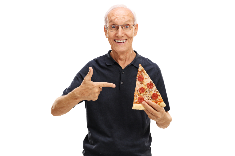 ultra-processati, uomo anziano con fetta di pizza