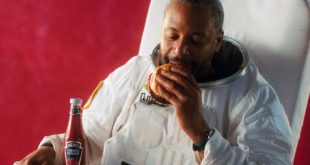 Ketchup Heinz marz edition, astronaute mangeant un pain à hamburger