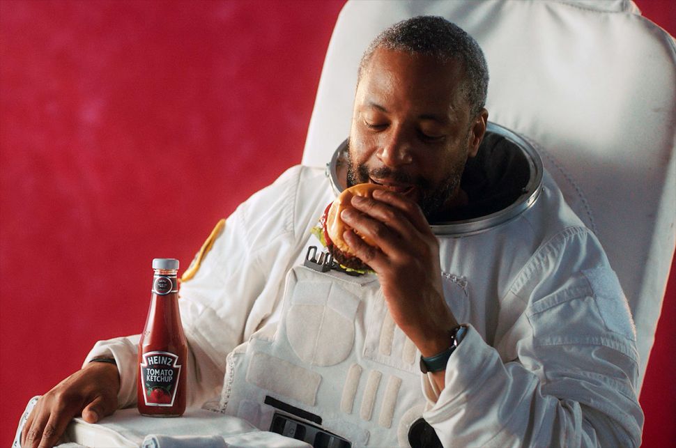 ketchup Heinz marz edition, astronauta che mangia un panino con hamburger
