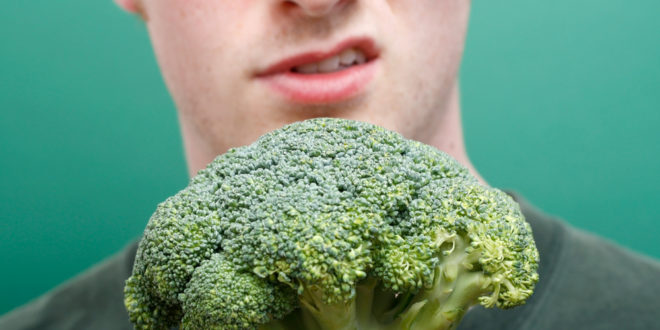 uomo schizzinoso broccoli
