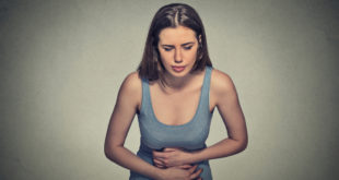 donna tiene mani sull'addome: dolore a pancia o stomaco, infezioni alimentari