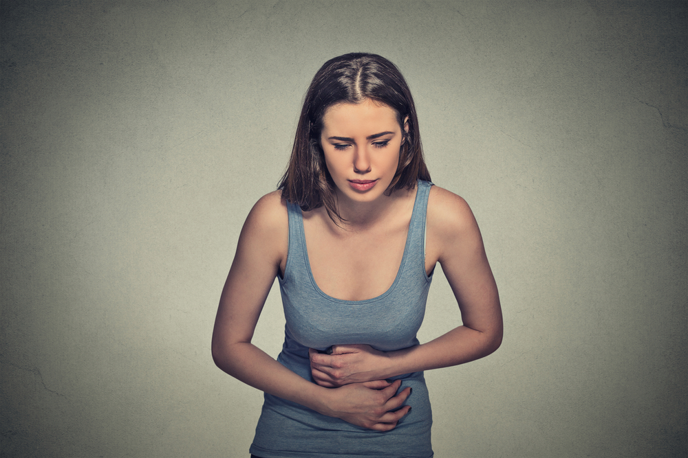 donna tiene mani sull'addome: dolore a pancia o stomaco, infezioni alimentari