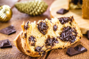 Fetta di panettone o dolce di Natale farcito con cioccolato