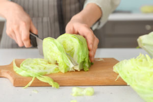 tagliare lattuga su tagliere