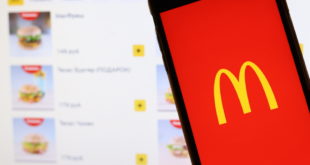 Los Angeles, California, USA - 21 novembre 2019: logo McDonald's sullo schermo del telefono con icona su laptop su sfondo sfocato, Editoriale Illustrativo . — Foto di postmodernstudio instagram