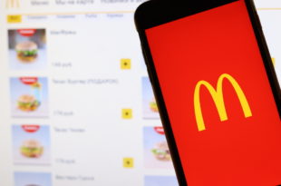 Los Angeles, California, USA - 21 novembre 2019: logo McDonald's sullo schermo del telefono con icona su laptop su sfondo sfocato, Editoriale Illustrativo . — Foto di postmodernstudio instagram