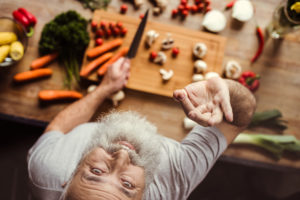 uomo anziano prepara cibo vegano
