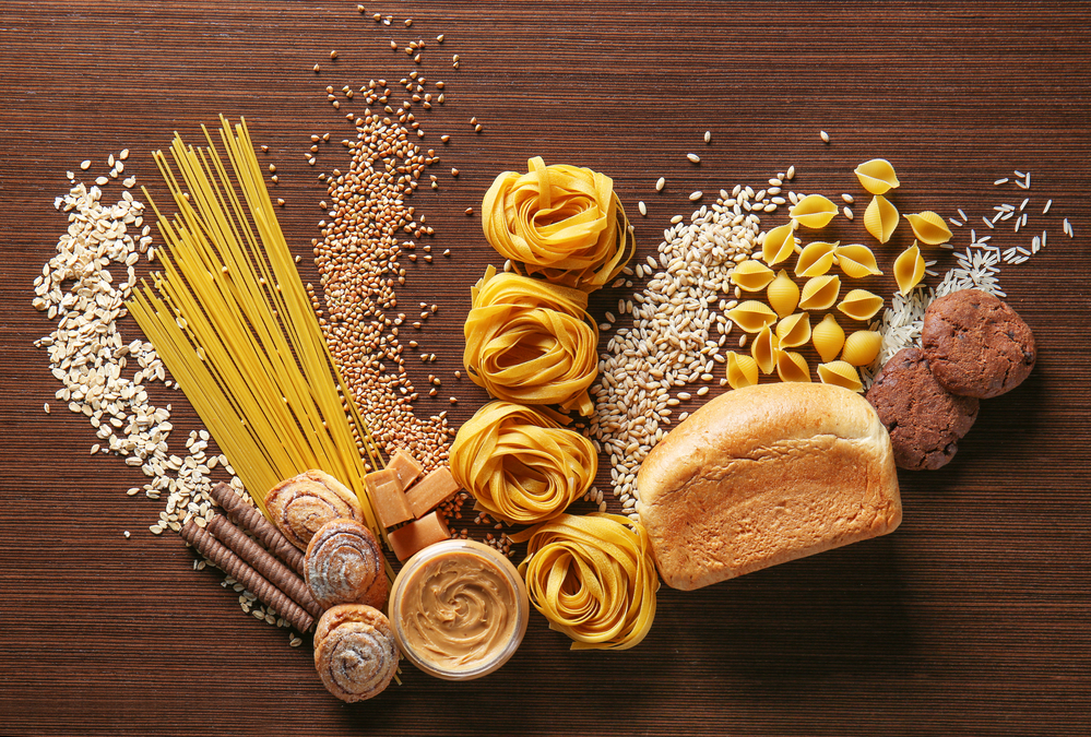Set di prodotti con carboidrati complessi su sfondo di legno pane pasta tortellini