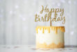 torta di compleanno con glassa dorata