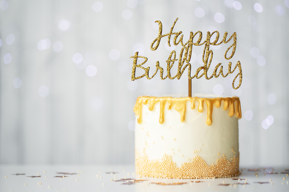 torta di compleanno con glassa dorata