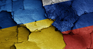 Bandiere di Russia e Ucraina dipinte su muro scrostato
