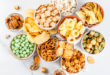Assortimento di snack salati: chips di patate, mini bretzel, pop corn ecc