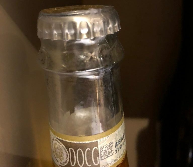 Vini, esempio di collo di bottiglia Docg con tappo a corona