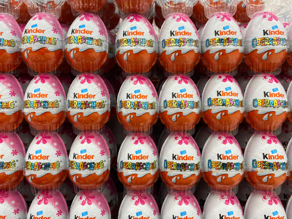 File di ovetti Kinder Sorpresa Ferrero sugli espositori di un supermercato tedesco o austriaco