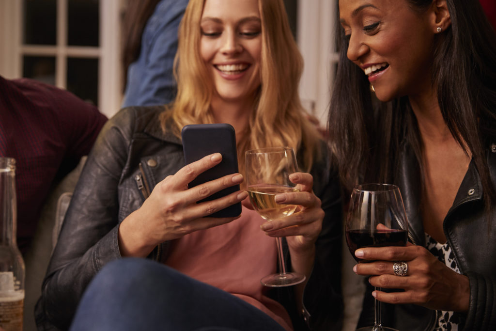 alcol vino donne smartphone