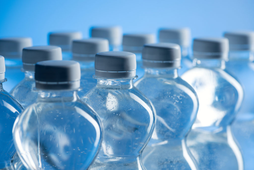 Bottiglie di plastica di acqua minerale 
