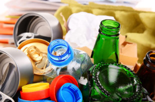 imballi di diversi materiali riciclabili, concept: etichetta ambientale