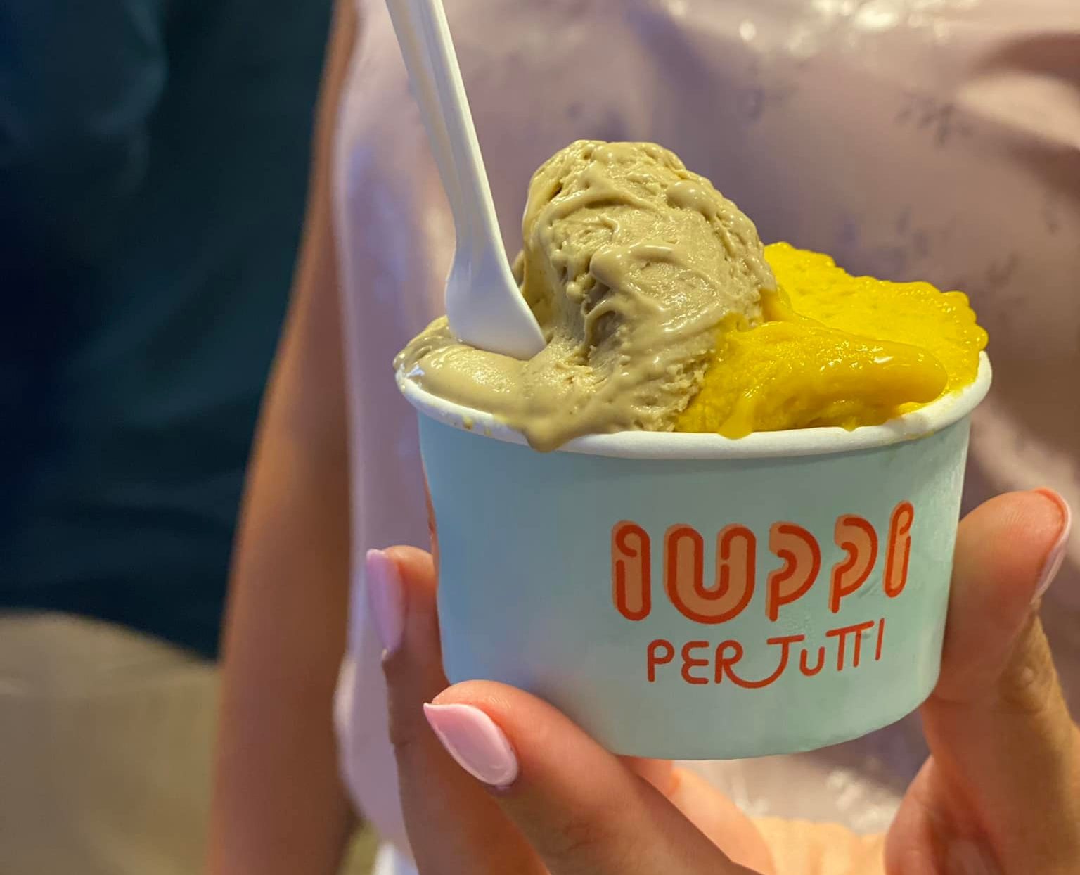 Coppetta di gelato IUPPI per tutti a base di legumi fermentati, gusti colore verde e giallo (pistacchio e mango?)