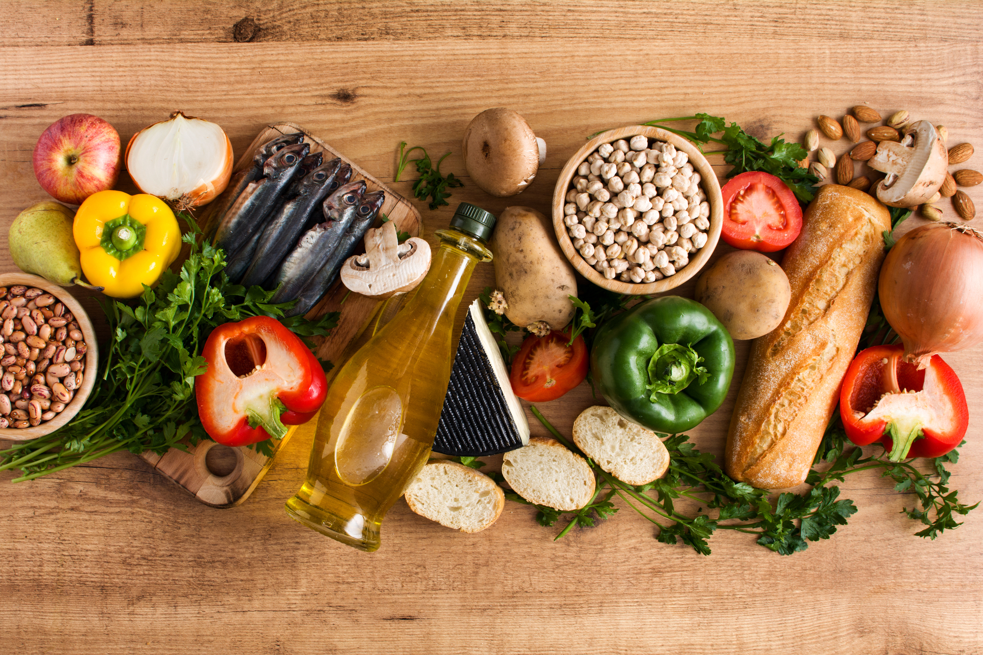 Dieta mediterranea. concetto. verdure legumi pesce pane olio di oliva formaggio pane pomodori mandorle