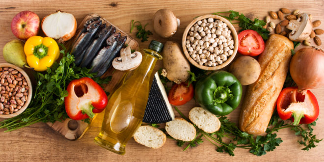 Alimenti della dieta mediterranea su un tavolo