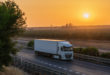 Camion refrigerato in autostrada al tramonto