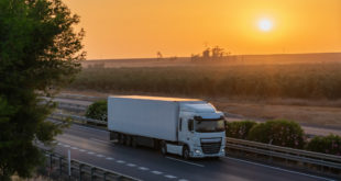 Camion refrigerato in autostrada al tramonto