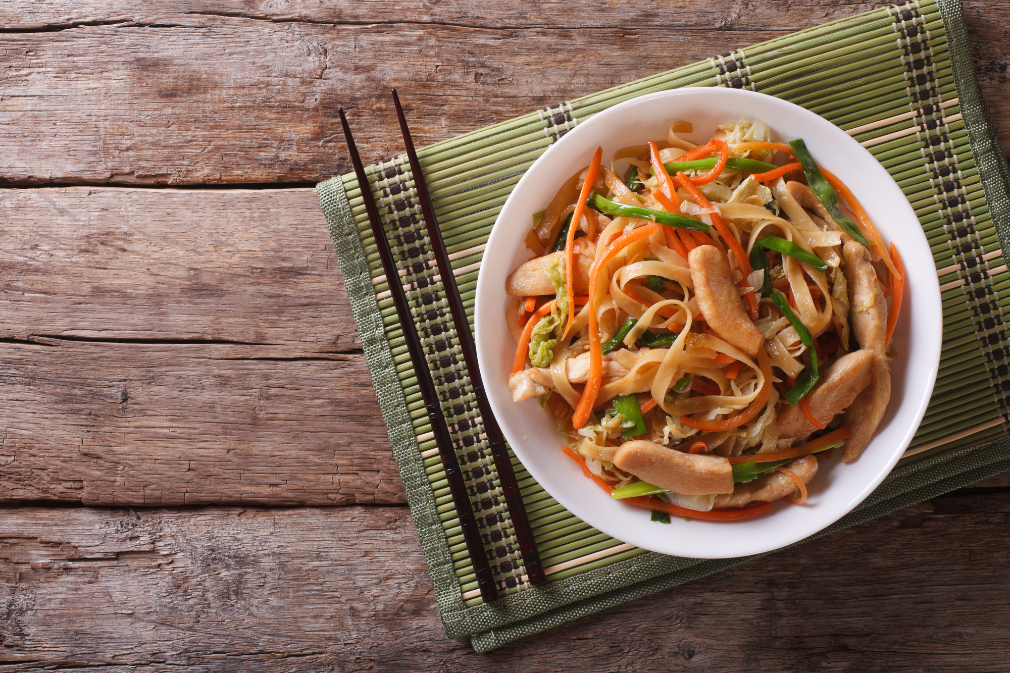 Chow Mein: noodles fritti con pollo e verdure. vista orizzontale dall'alto