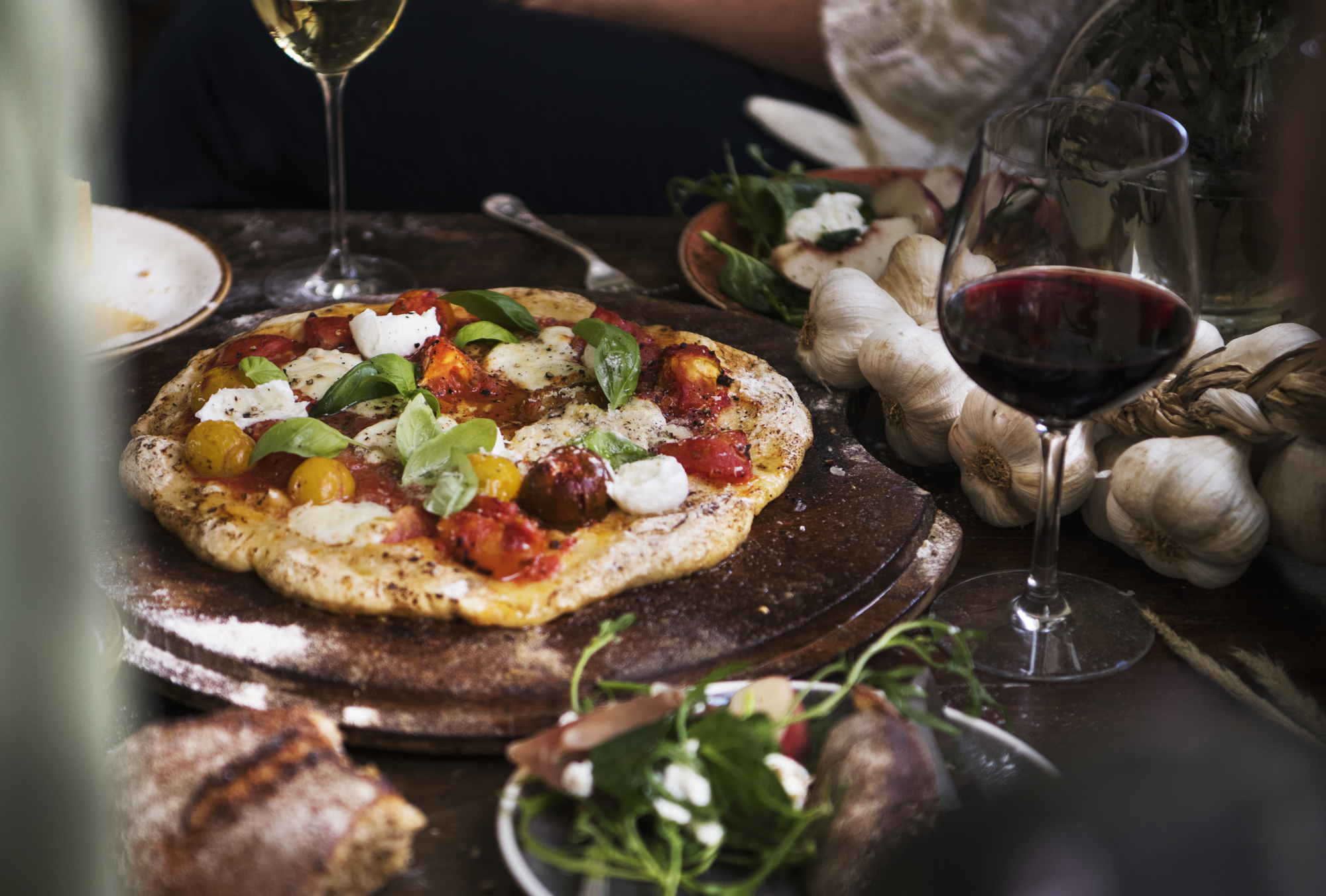 pizza rustica con ingredienti sparsi sul tavolo; Concept: produzioni locali