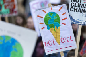 Crisi climatica: cartelli di una manifestazione di protesta contro il cambiamento climatico
