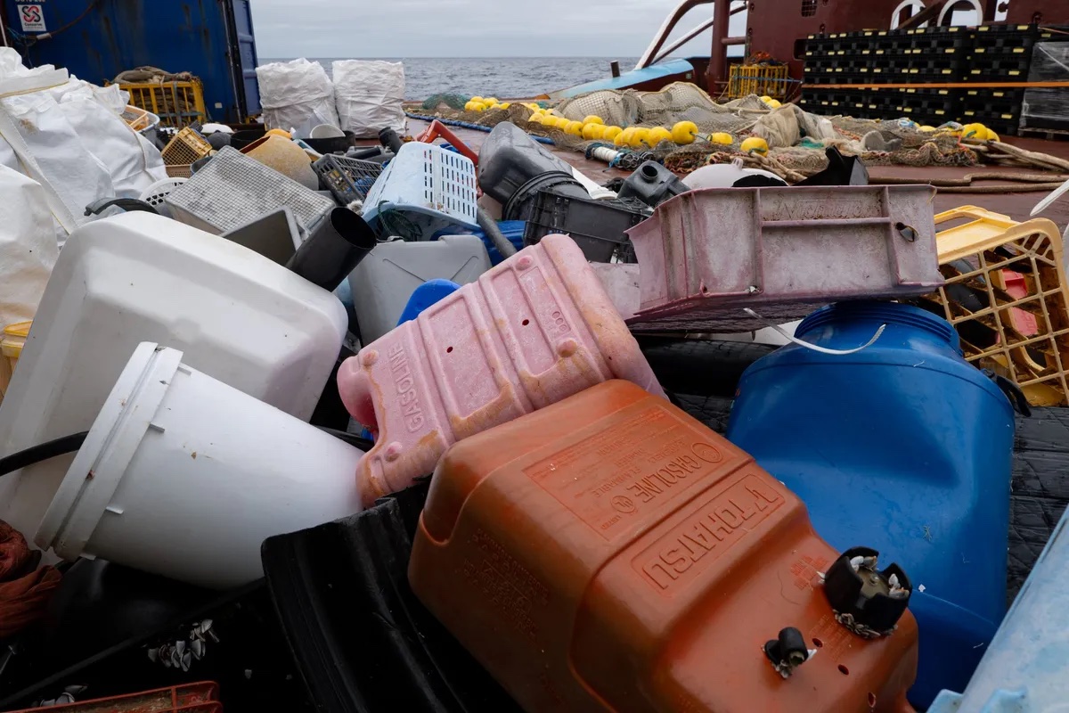Rifiuti di plastica raccolti dalla Great Pacific Garbage Patch dalla no profit Ocean Cleanup e trasportati su una nave