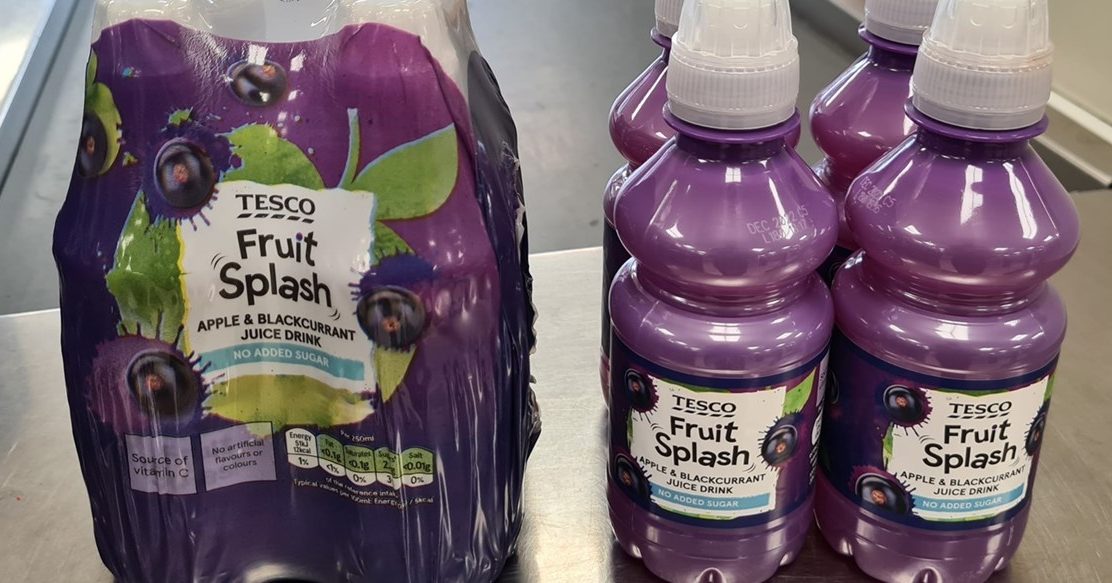 Confezione Multipla di succhi di frutta Tesco accanto a quattro bottiglie degli stessi succhi