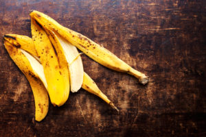 Due bucce di banana su uno sfondo scuro usurato