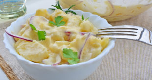 Ciotola di insalata di patate con mainese
