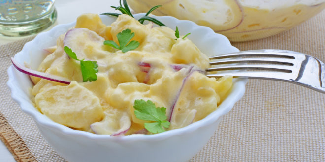 Ciotola di insalata di patate con mainese