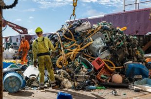 Rifiuti di plastica raccolti dalla Great Pacific Garbage Patch dalla no profit Ocean Cleanup e trasportati su una nave