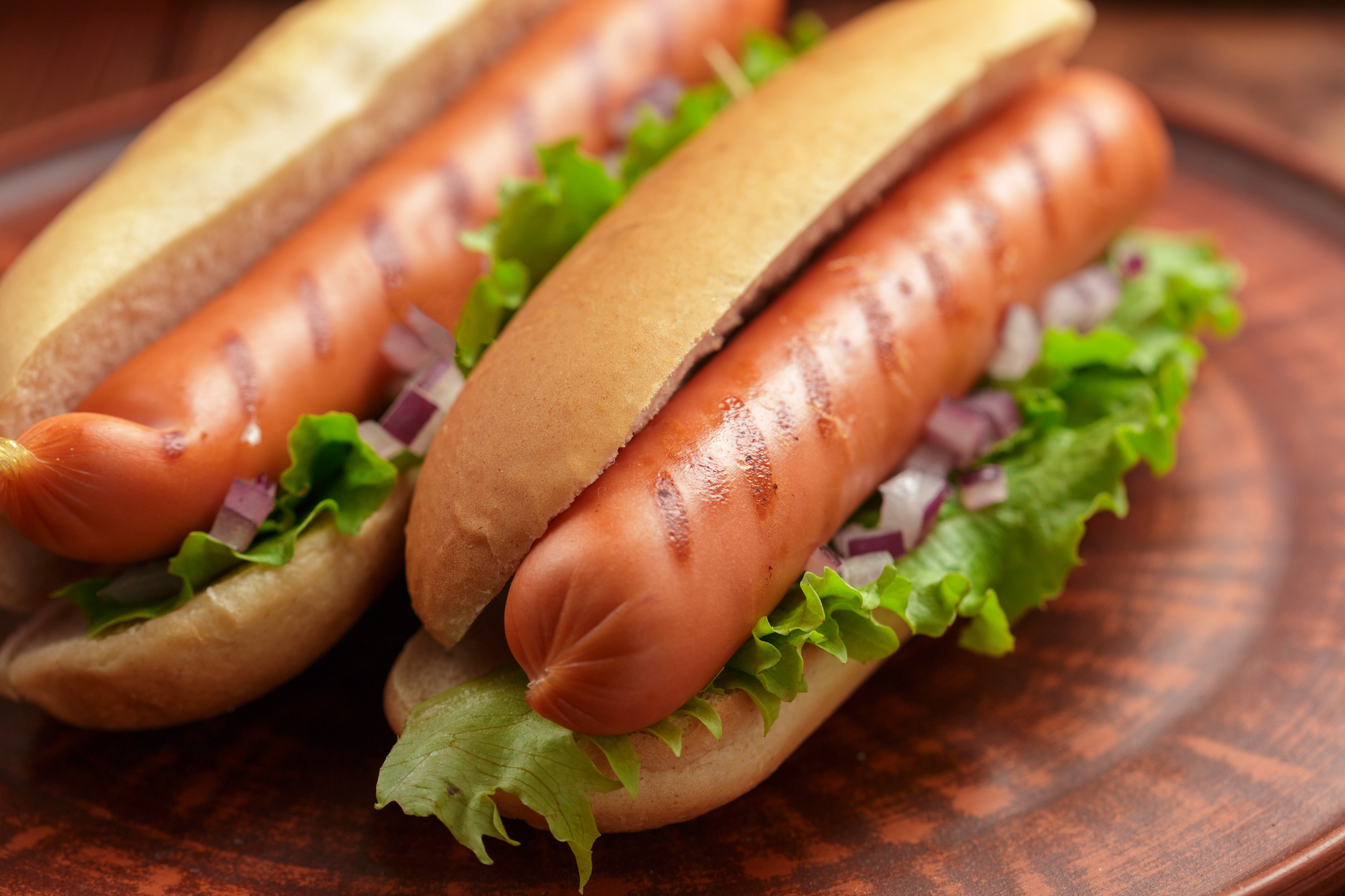 Hot Dog: panino con würstel grigliato, insalata e cipolla cruda