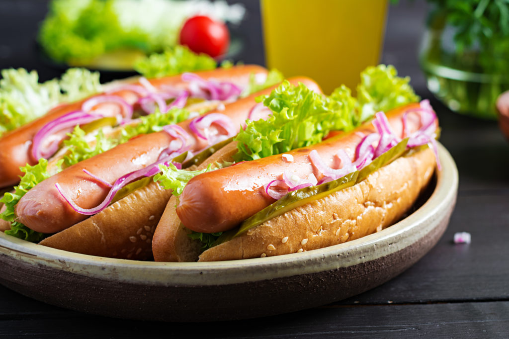 Hot Dog: piatto con panini con würstel grigliato, insalata, cipolla e cetriolini
