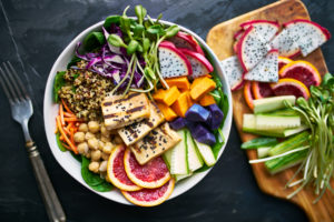 tofu alla griglia e ciotola di buddha di frutto del drago insalata mista vegano vegan vegetale vegetariano quinoa