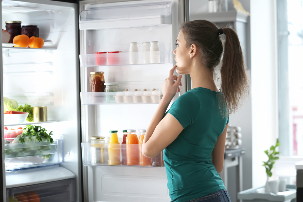 donna frigorifero cucina scegliere dieta elettrodomestici