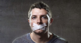 Uomo con nastro adesivo sulla bocca; concept di censura