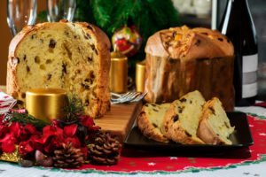 dolce tipico natalizio italiano panettone sul tavolo con decorazioni natalizie natale