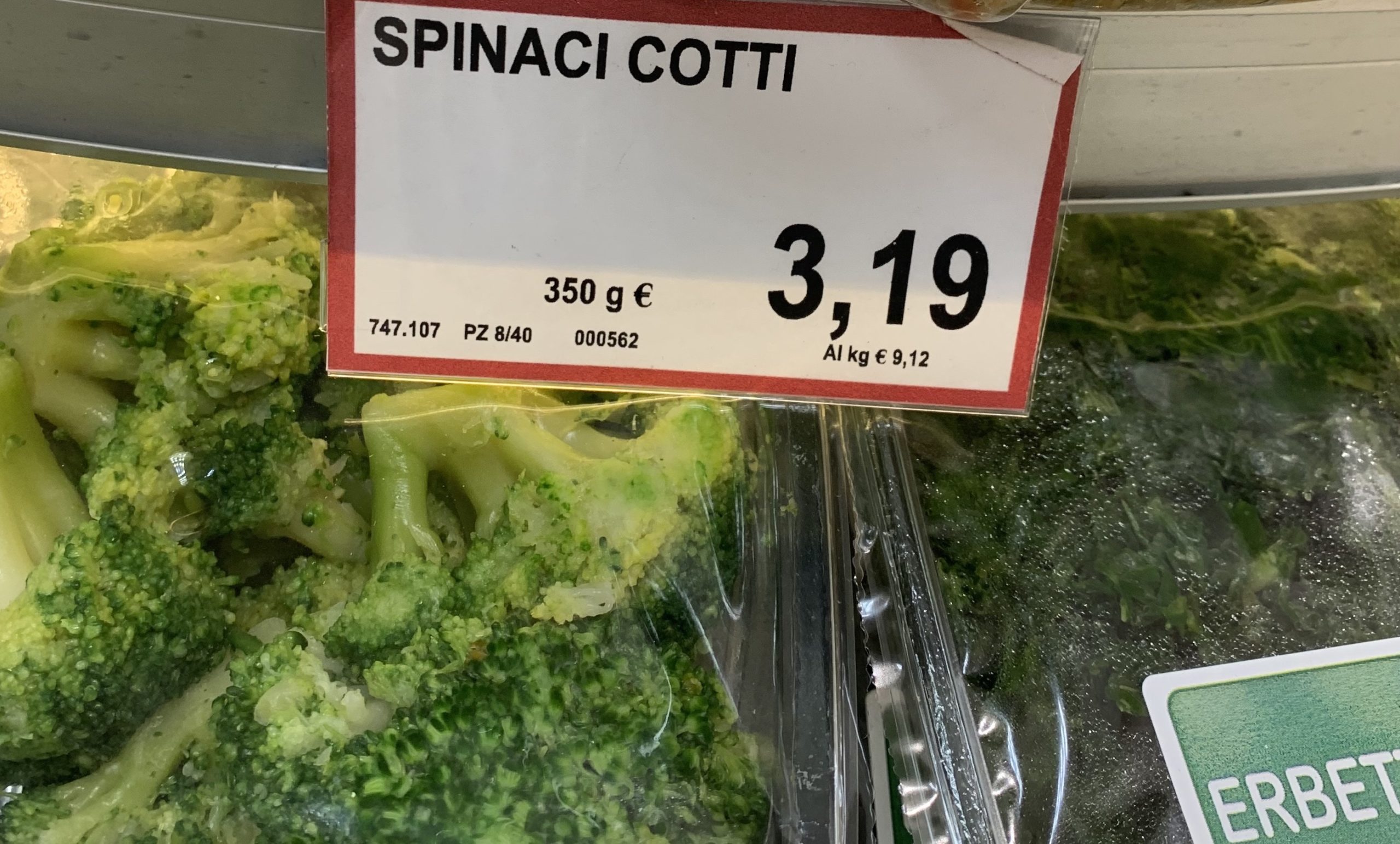 Cartellino del prezzo di spinaci cotti di un supermercato Esselunga