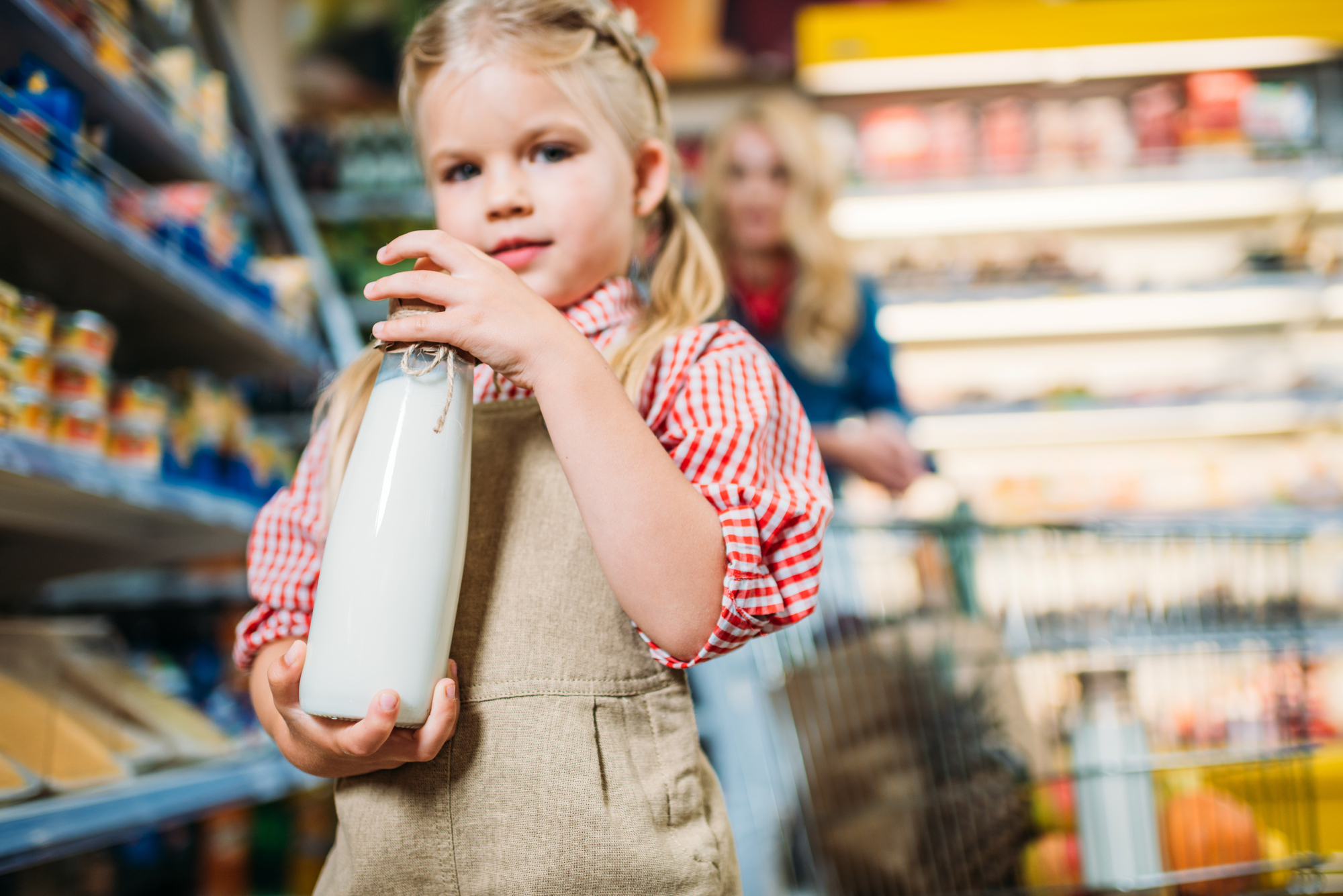 latte bambina supermercato latticini vetro frigo bottiglia
