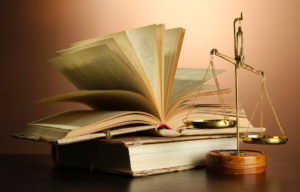 Libri e bilancia dorata; concept di legge, giustizia