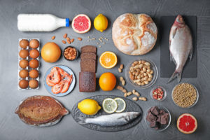 Composizione di alimenti che causano allergie alimentari: latte, uova, pesce, crostacei, pane, arachidi, frutta secca