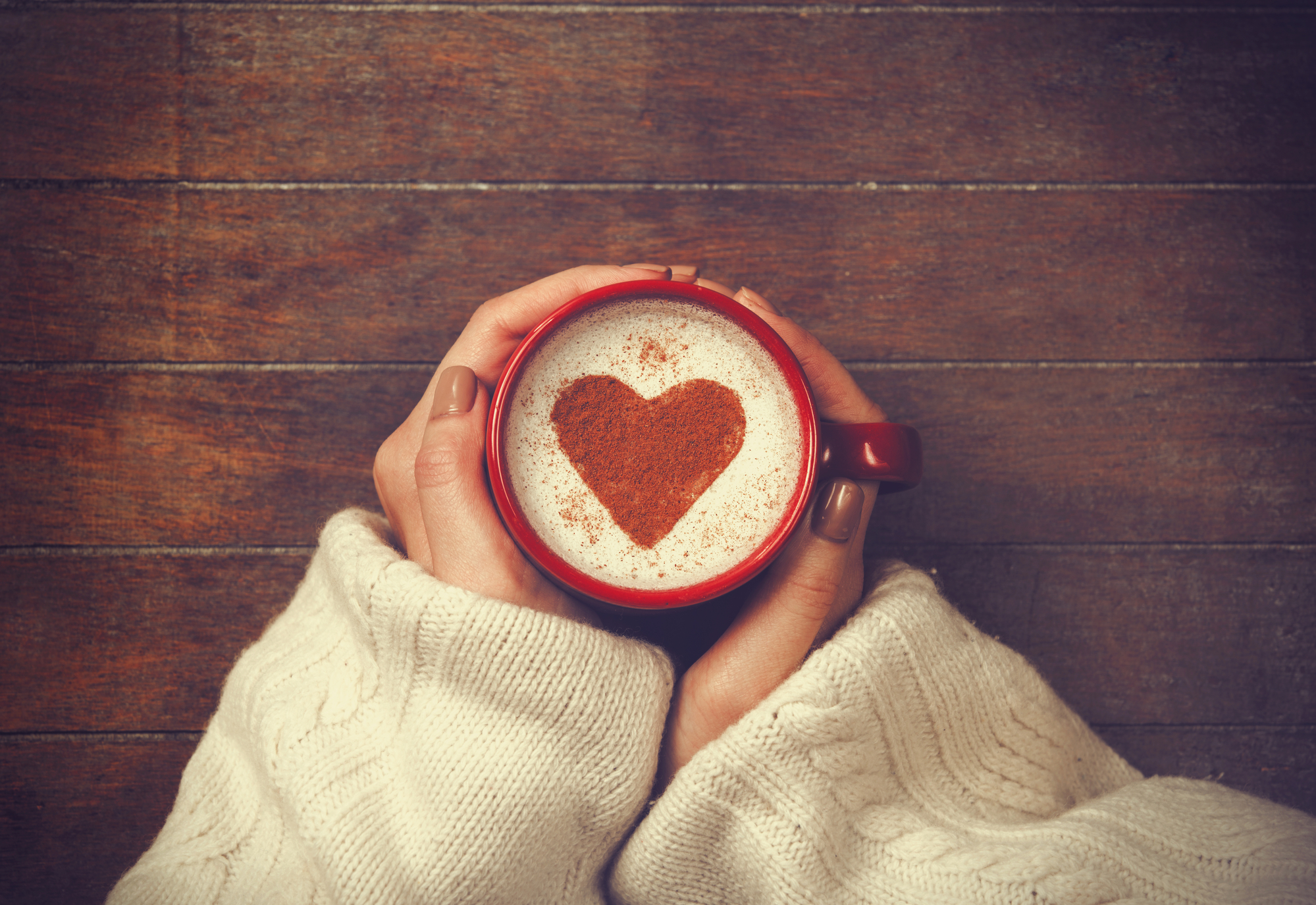 donna che tiene una tazza di caffè caldo, a forma di cuore. caffeina bevande calde