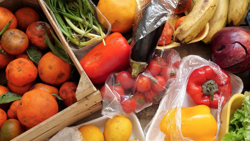 Frutta e verdura in cattive condizioni; concept spreco alimentare, sostenibilità